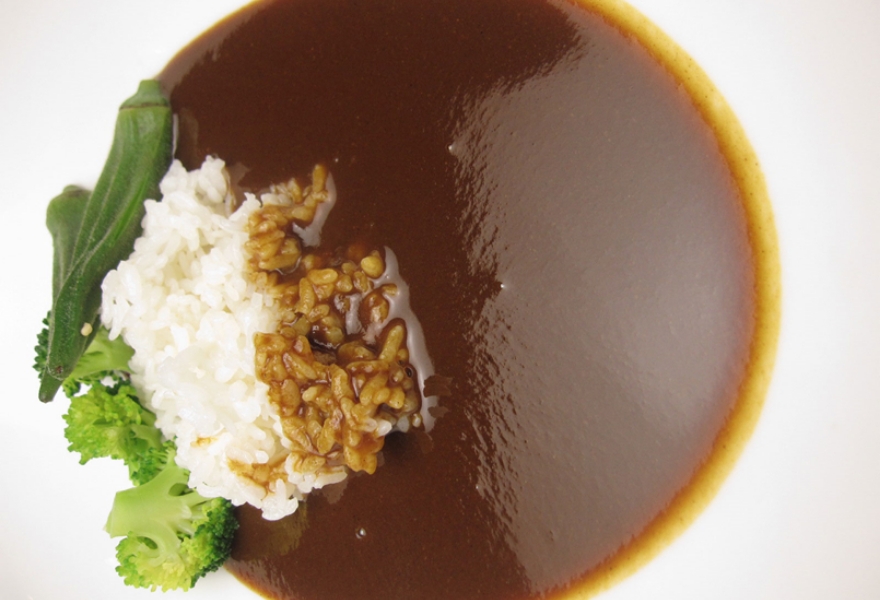 フレンチシェフがフォンドボーから作るイベリコ豚煮込みカレー(5辛)