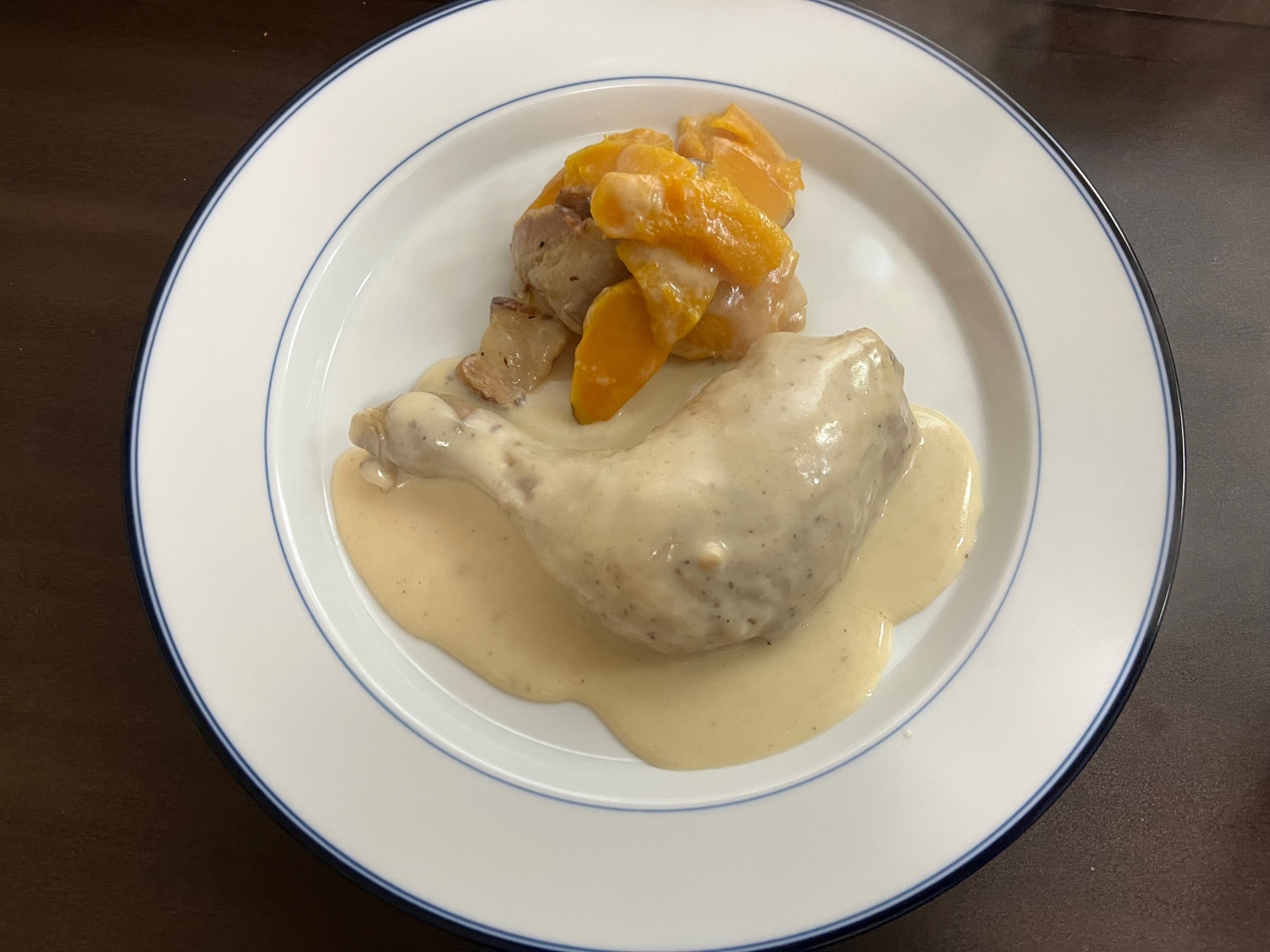 骨付き鶏もも肉のフリカッセ(クリーム煮込み) ポルチーニ茸風味